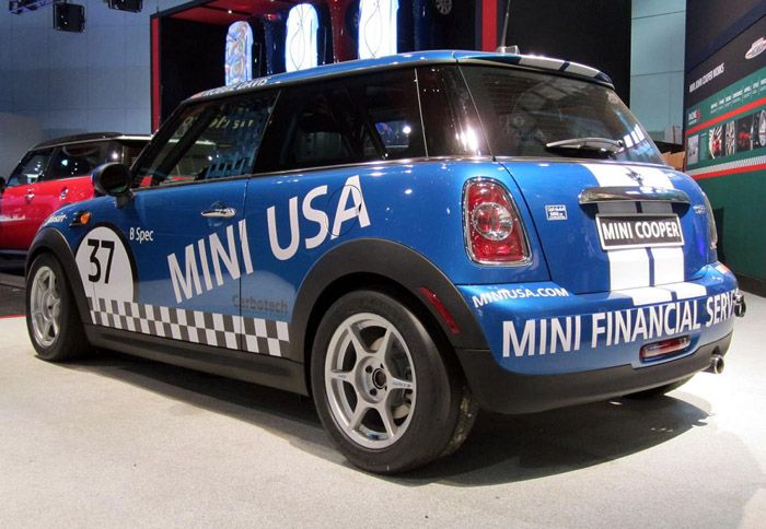 Στο αγωνιστικό Mini Cooper τοποθετήθηκαν ανάρτηση coilover, φρένα από την Carbotech και 15άρες ζάντες με ελαστικά Hoosie.